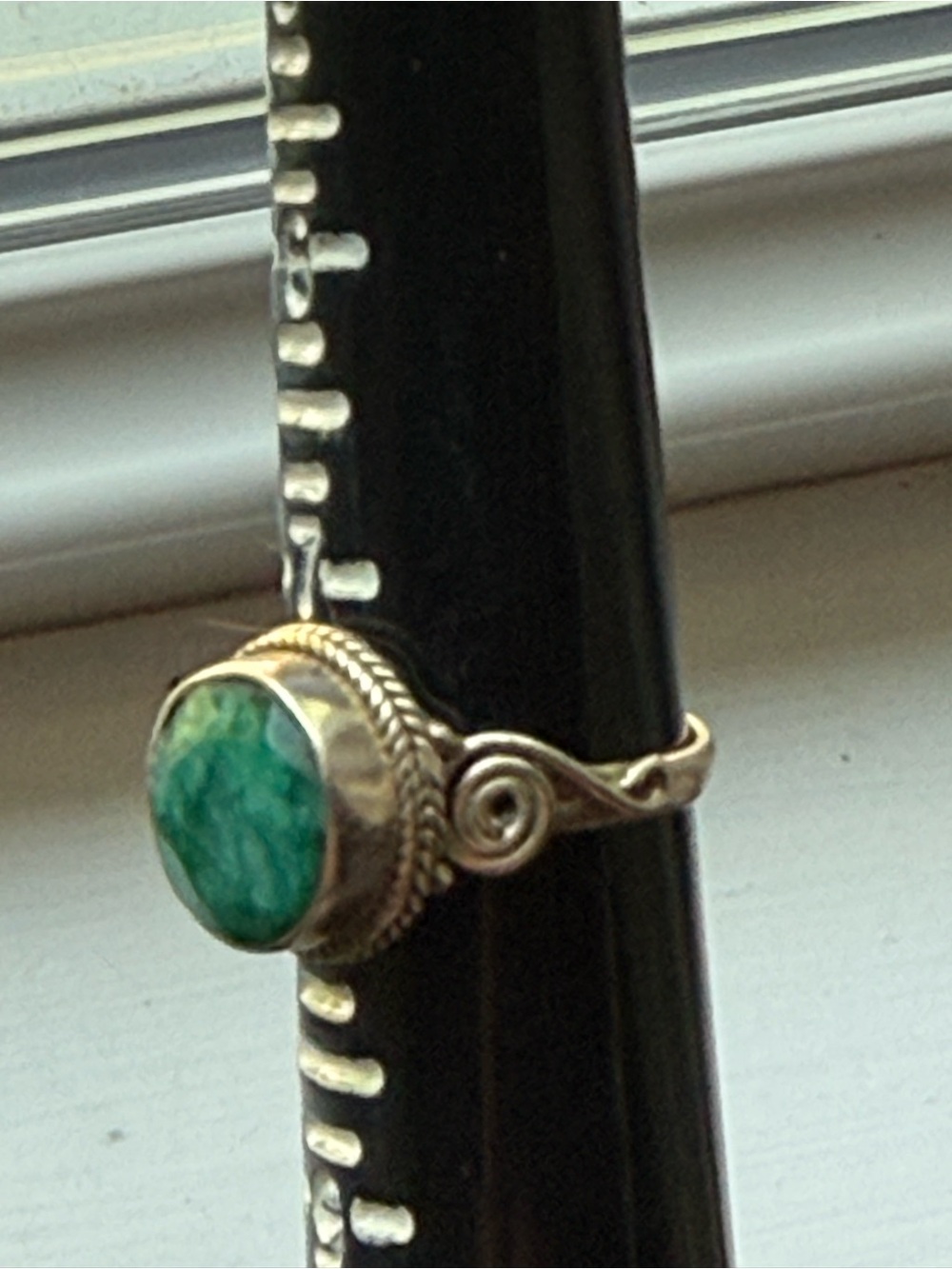 Sterling ring with green stone. - Picture 9 of 10